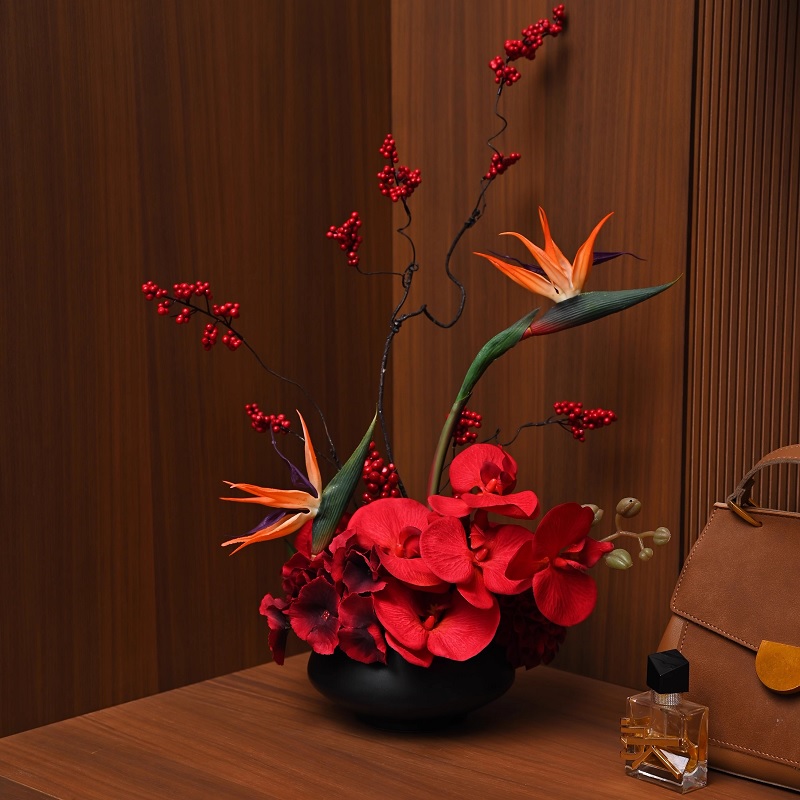 High-end red bird of paradise artificial flower arrangement, wedding simulation flower decoration, table top dining table flower, wedding room decoration, artificial flower display.